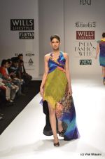 Model walk the ramp for Khushi Z Show at Wills Lifestyle India Fashion Week 2012 day 2 on 7th Oct 2012 (43).JPG